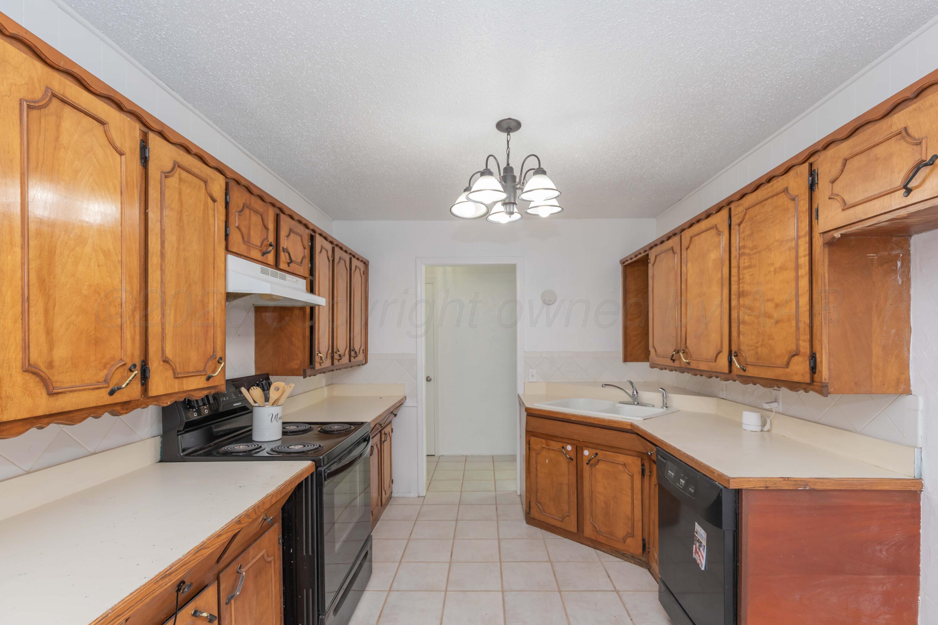 5123 Benton Drive Amarillo, TX 79110 - Photo 8 of 34 KITCHEN VIEW 1