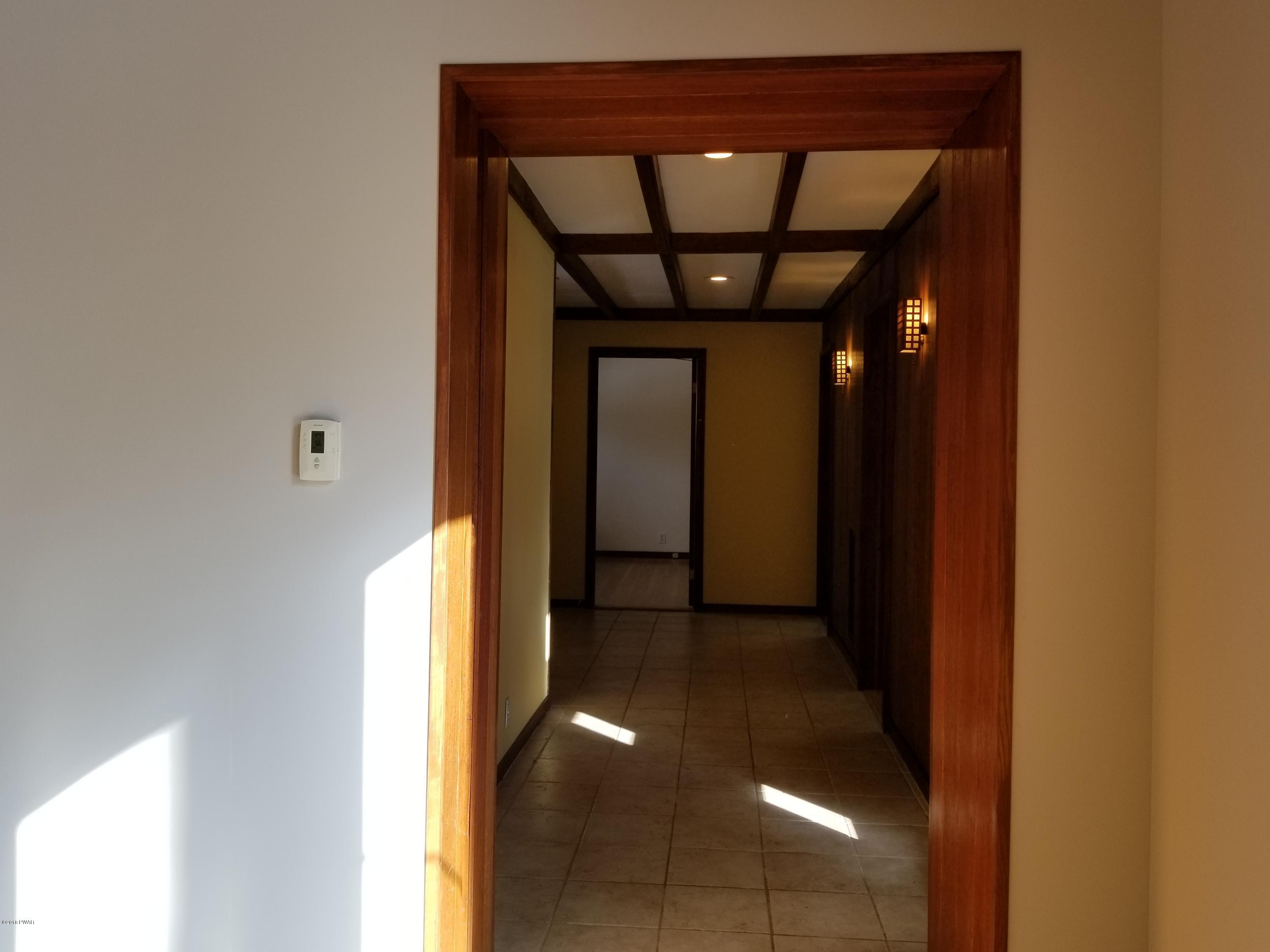 117 Moon Valley Road Milford, PA 18337 - Photo 7 of 34 6. Entryway