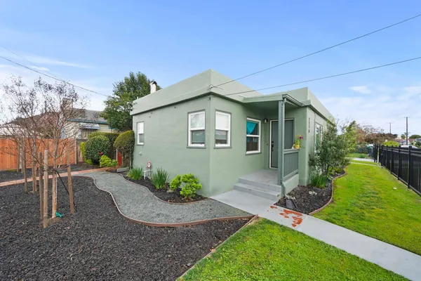 a view of a house with backyard