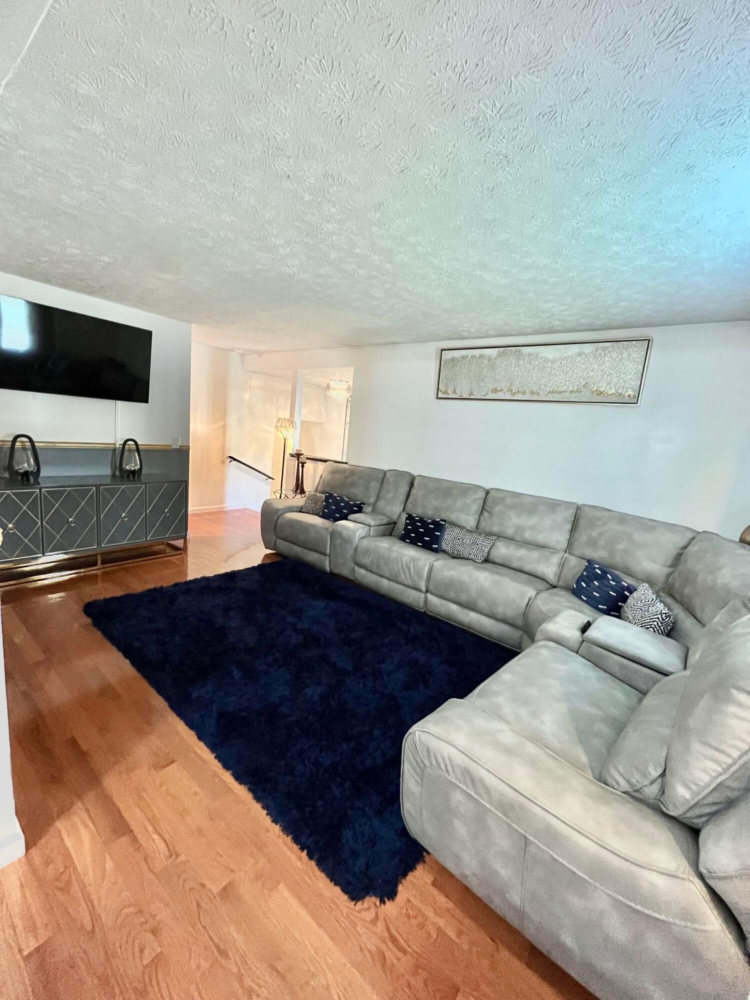 2066 Nobleshire Road Columbus, OH 43229 - Photo 5 of 40 FullSizeRender