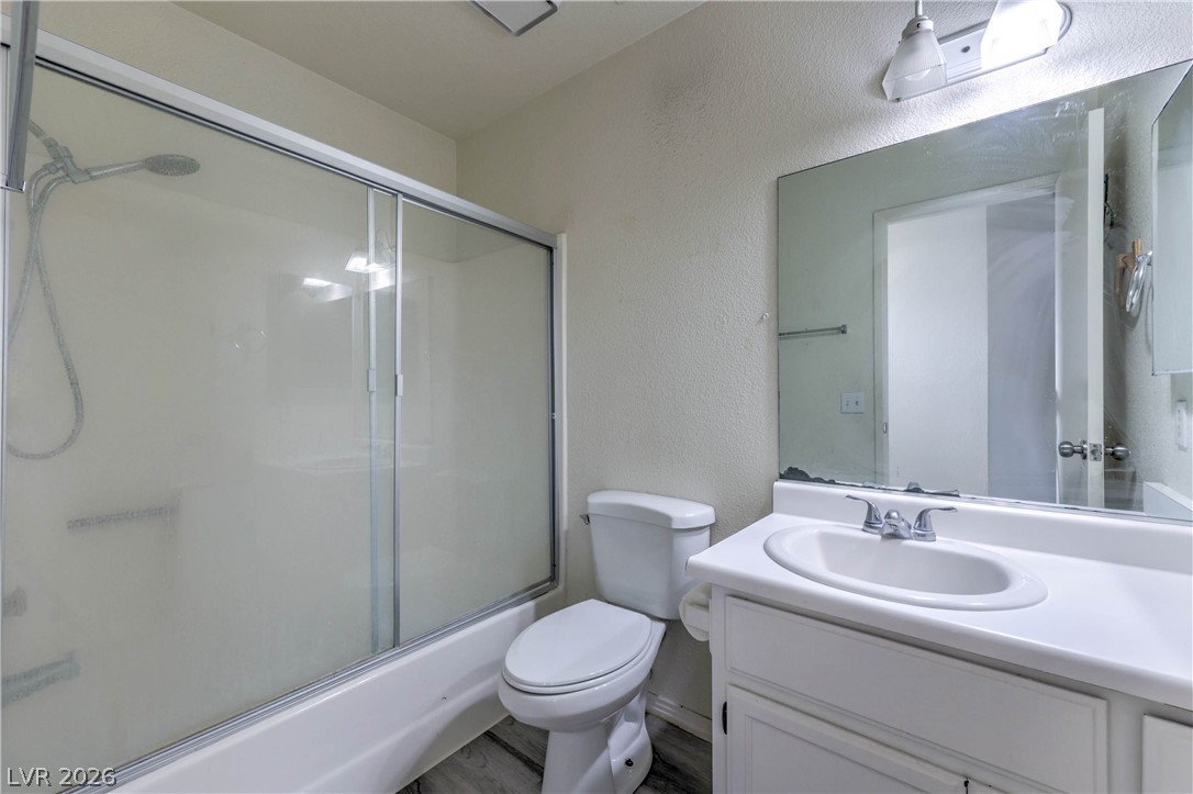 581 Carleton Drive Henderson, NV 89014 - Photo 21 of 37 A well-maintained bathroom offers a practical combination of tub and shower with a classic vanity and mirror.