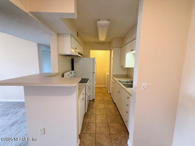 10200 Belle Rive Boulevard, Unit 69 Jacksonville, FL 32256 - Photo 10 of 27 a bathroom with a sink a mirror and a bathtub