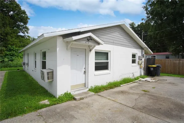 a view of a house with a yard