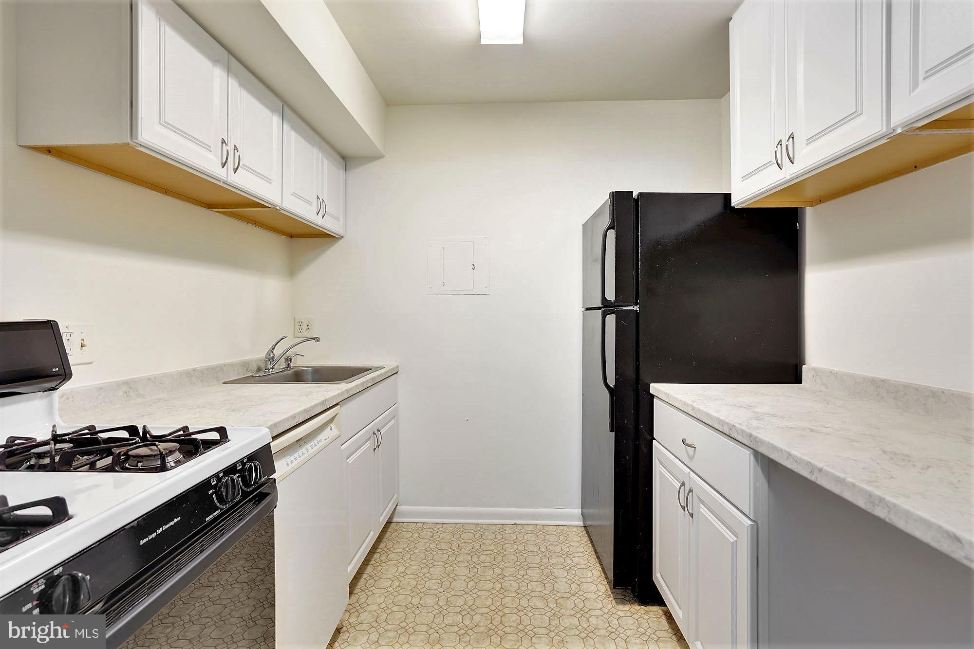 11603 Vantage Hill Road, Unit 1A Reston, VA 20190 - Photo 9 of 24 Kitchen with gas cooking