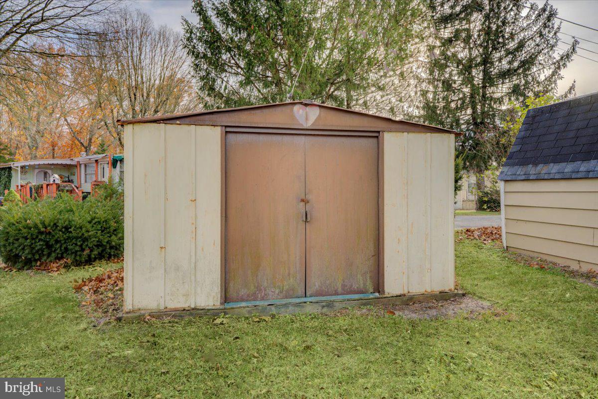 114 Cookstown New Egypt Road Wrightstown, NJ 08562 - Photo 5 of 30 a backyard of a house with plants and tree