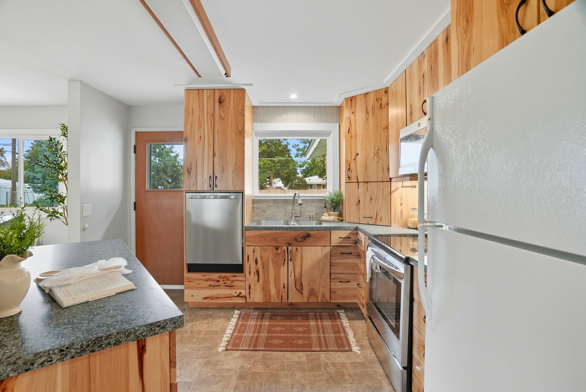 908 North Ravalli Court Spokane Valley, WA 99037 - Photo 15 of 31