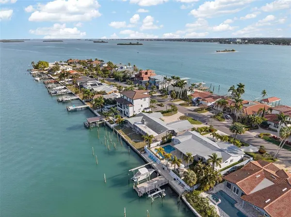 $1,749,000 | 136 Windward Island, Clearwater Beach, FL 33767