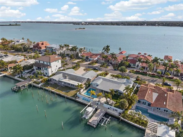 $1,749,000 | 136 Windward Island, Clearwater Beach, FL 33767