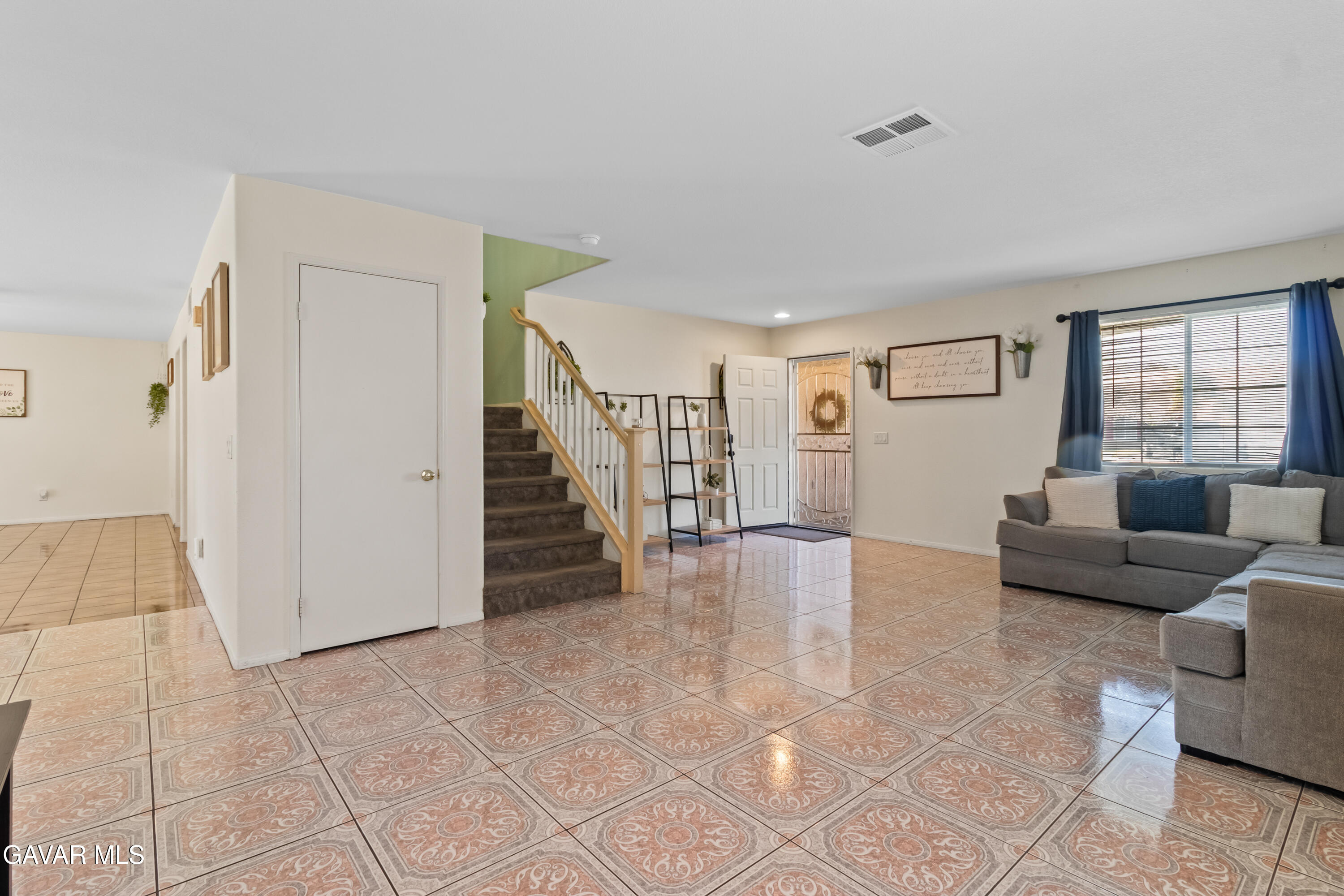 45728 Barham Avenue Lancaster, CA 93534 - Photo 3 of 14 3