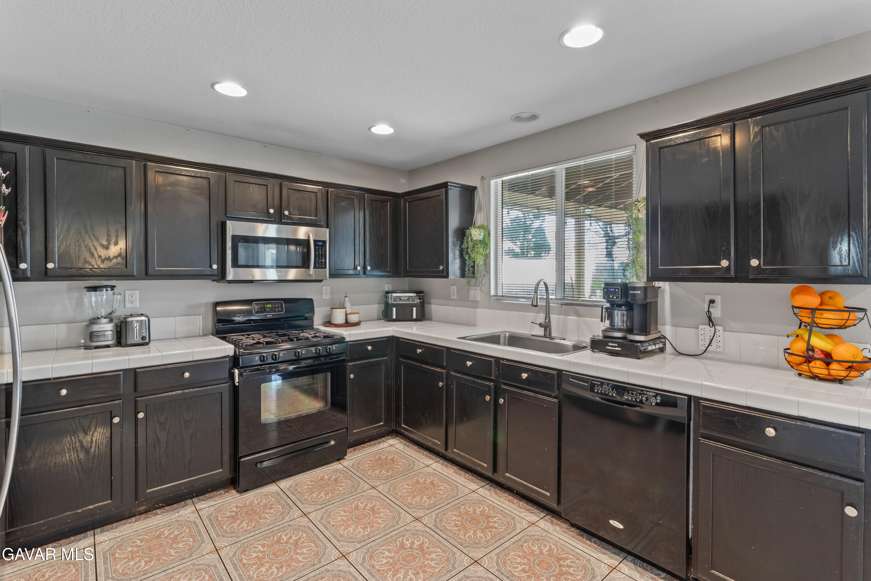 45728 Barham Avenue Lancaster, CA 93534 - Photo 4 of 14 4