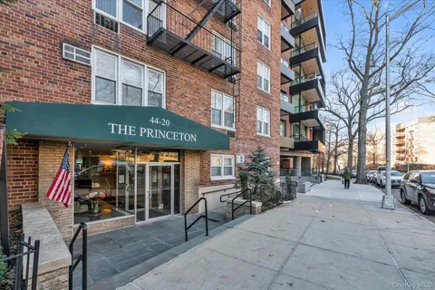 $315,000 | 44-20 Douglaston Parkway, Unit 6B | Douglaston