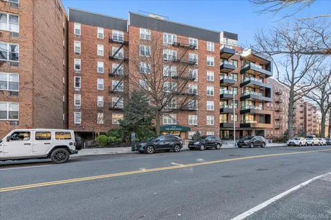 $315,000 | 44-20 Douglaston Parkway, Unit 6B | Douglaston