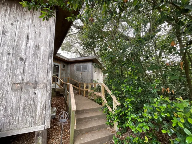 a view of entryway with outdoor area