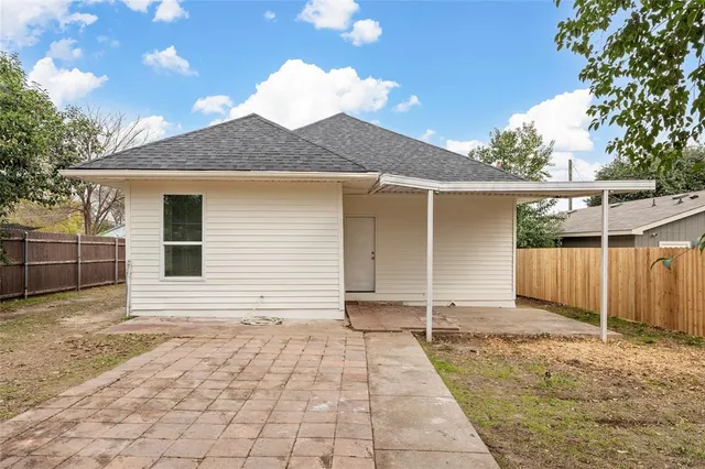 a view of house with backyard and trees