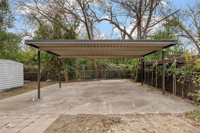 a view of a back yard of the house