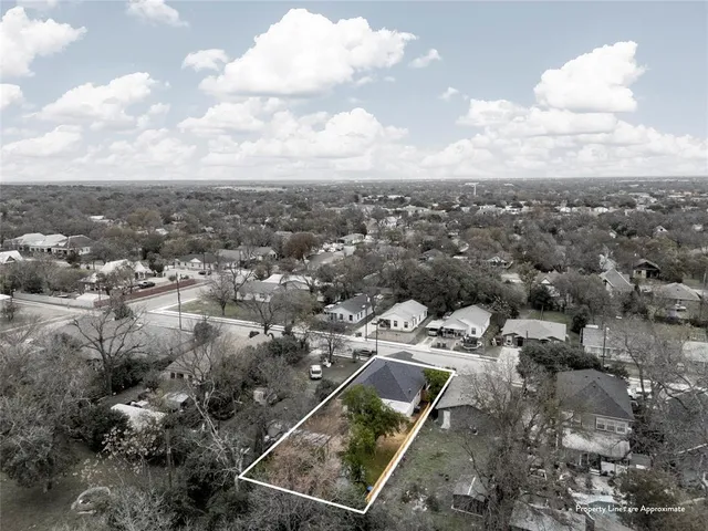 a view of a house with backyard and trees