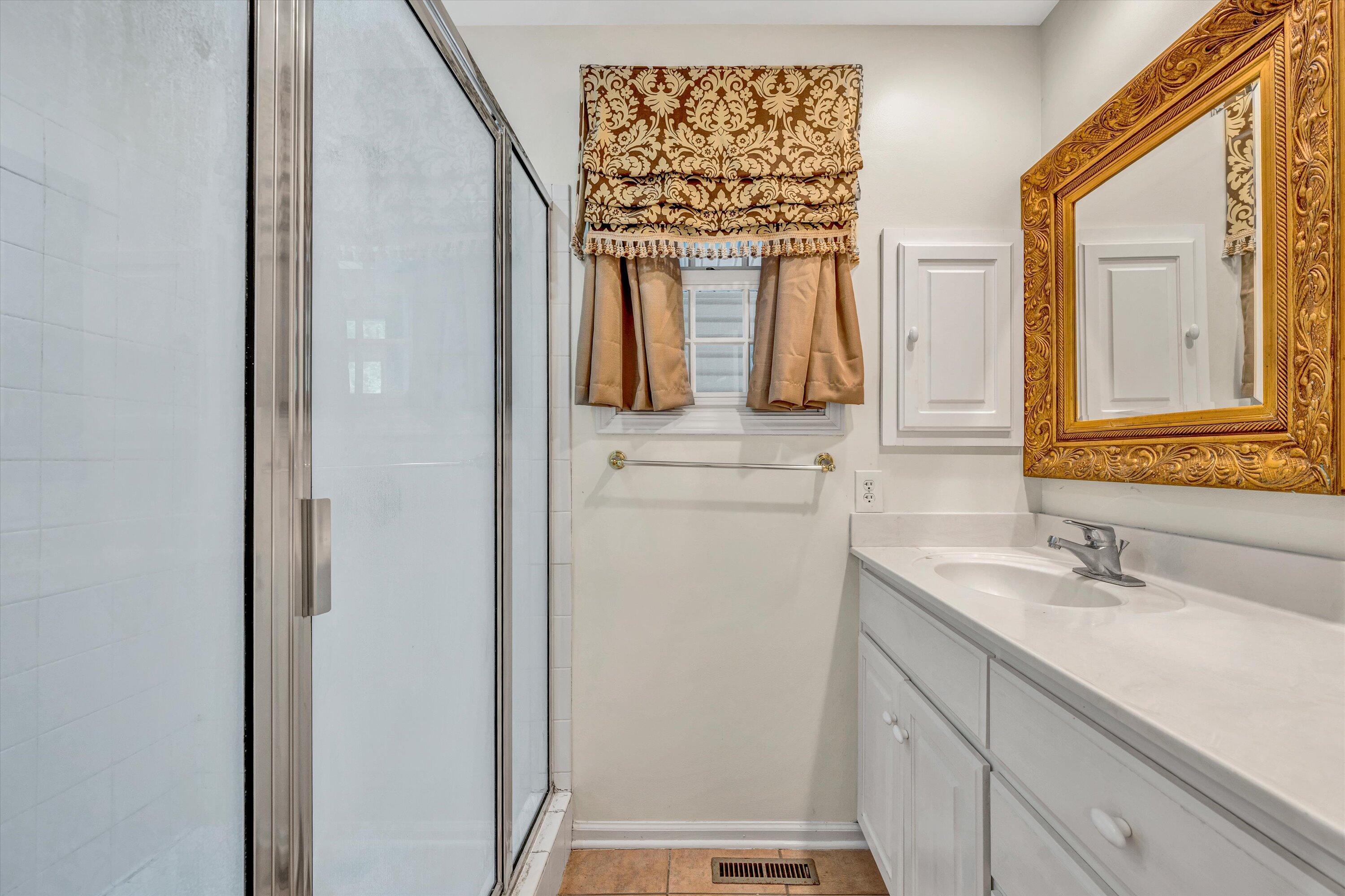 2833 Longview Avenue Southwest Roanoke, VA 24014 - Photo 13 of 53 15-DSC00196