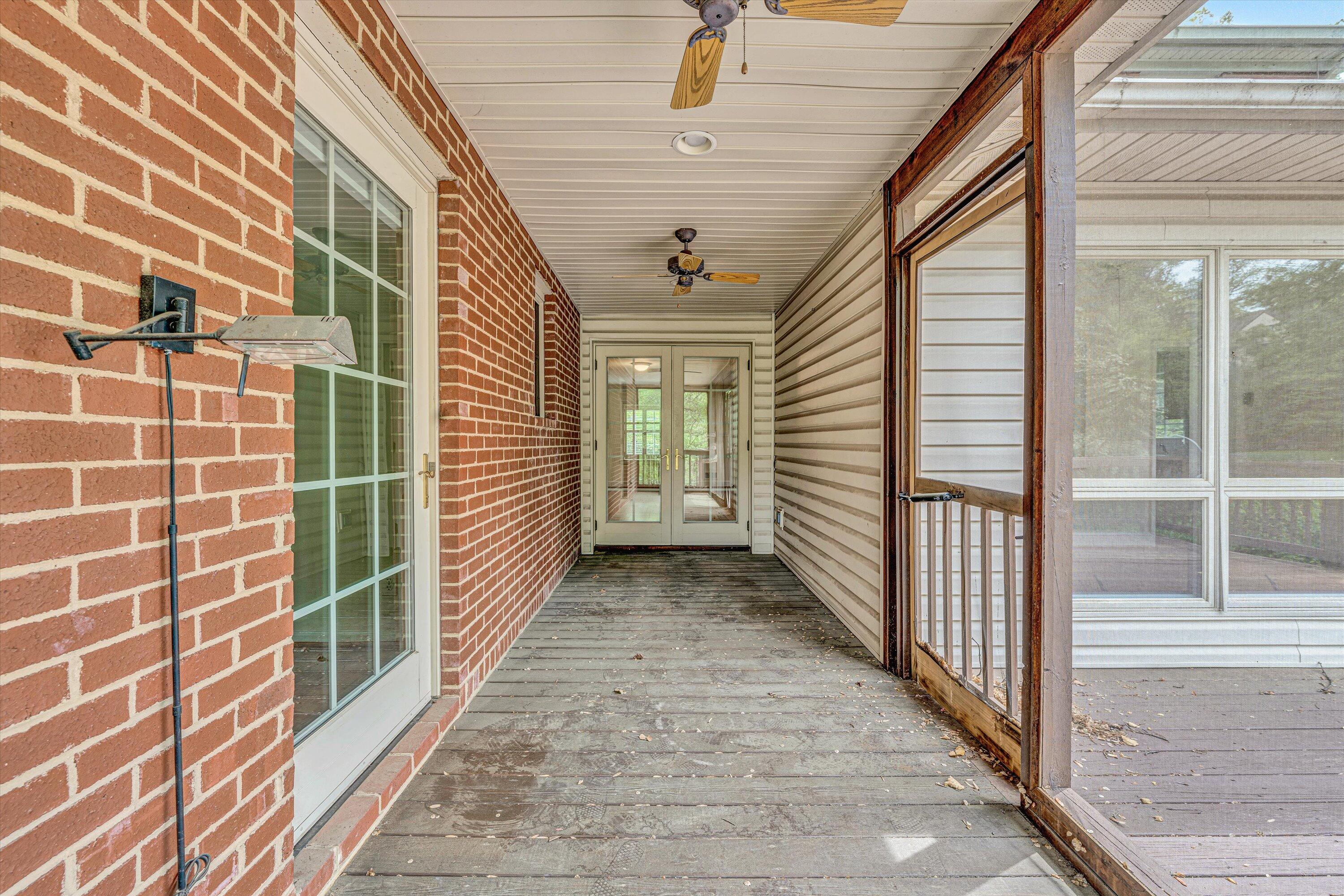 2833 Longview Avenue Southwest Roanoke, VA 24014 - Photo 15 of 53 17-DSC00202