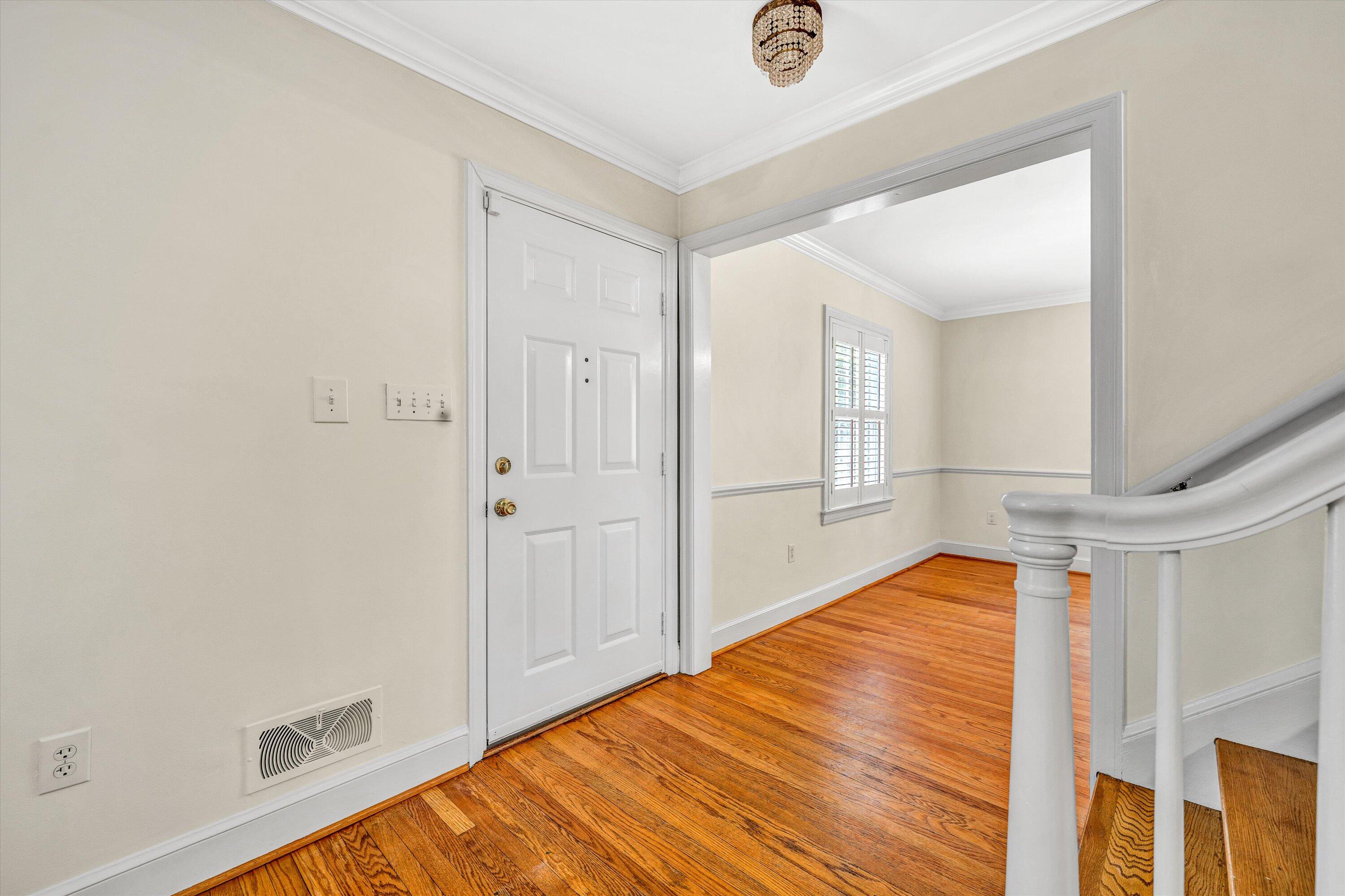 2833 Longview Avenue Southwest Roanoke, VA 24014 - Photo 5 of 53 05-DSC00166