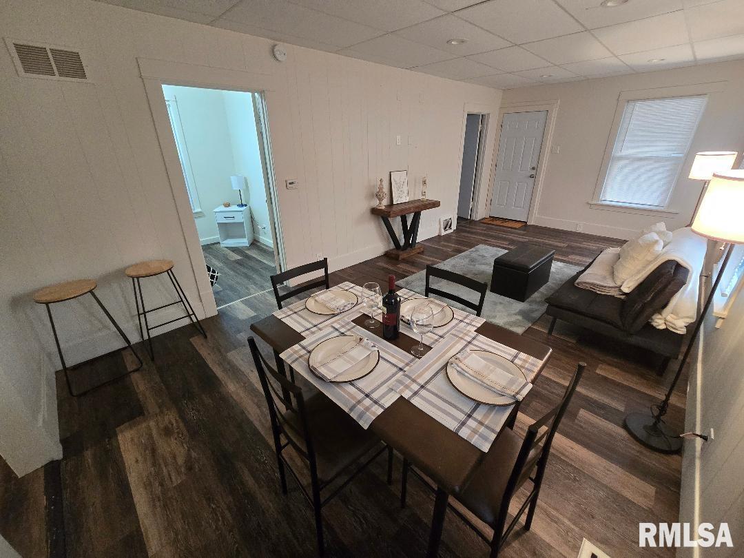 418 19th Avenue North Clinton, IA 52732 - Photo 11 of 28 a living room with furniture