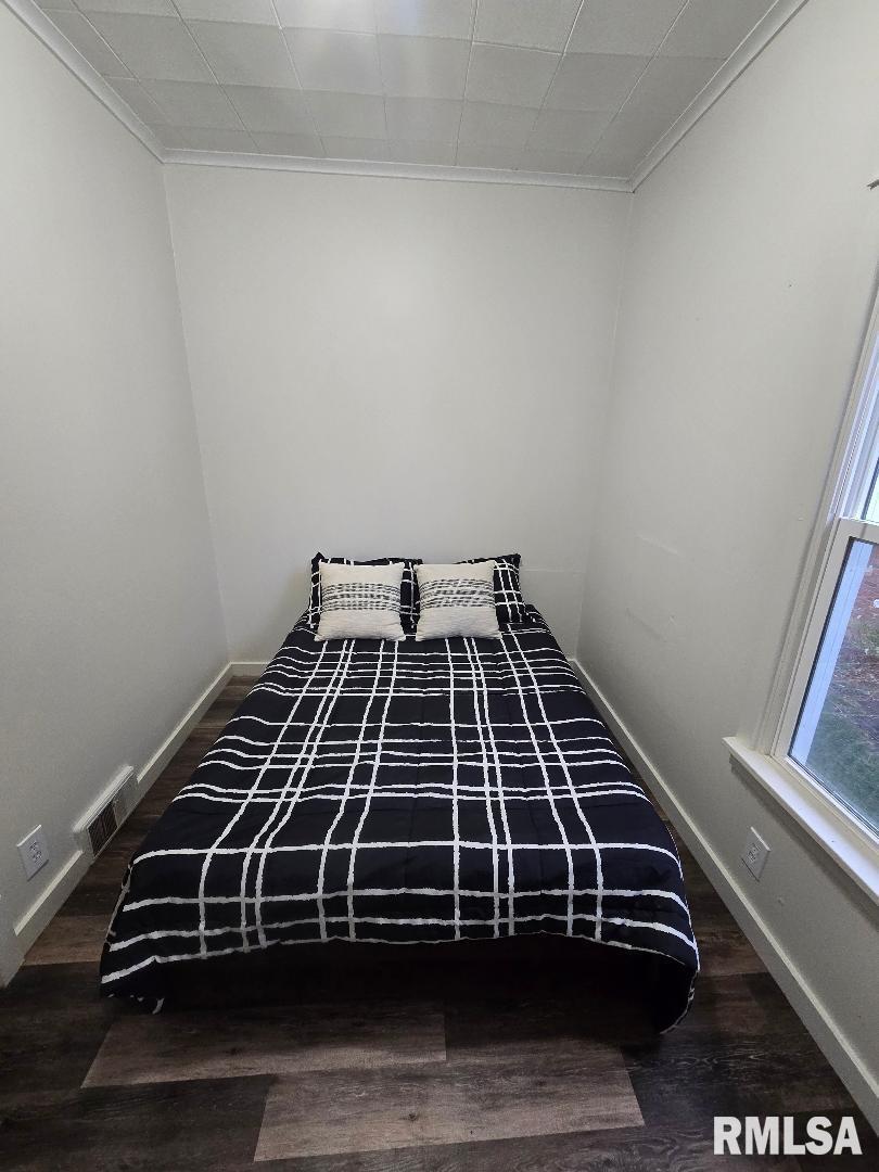 418 19th Avenue North Clinton, IA 52732 - Photo 26 of 28 a close up of a stove