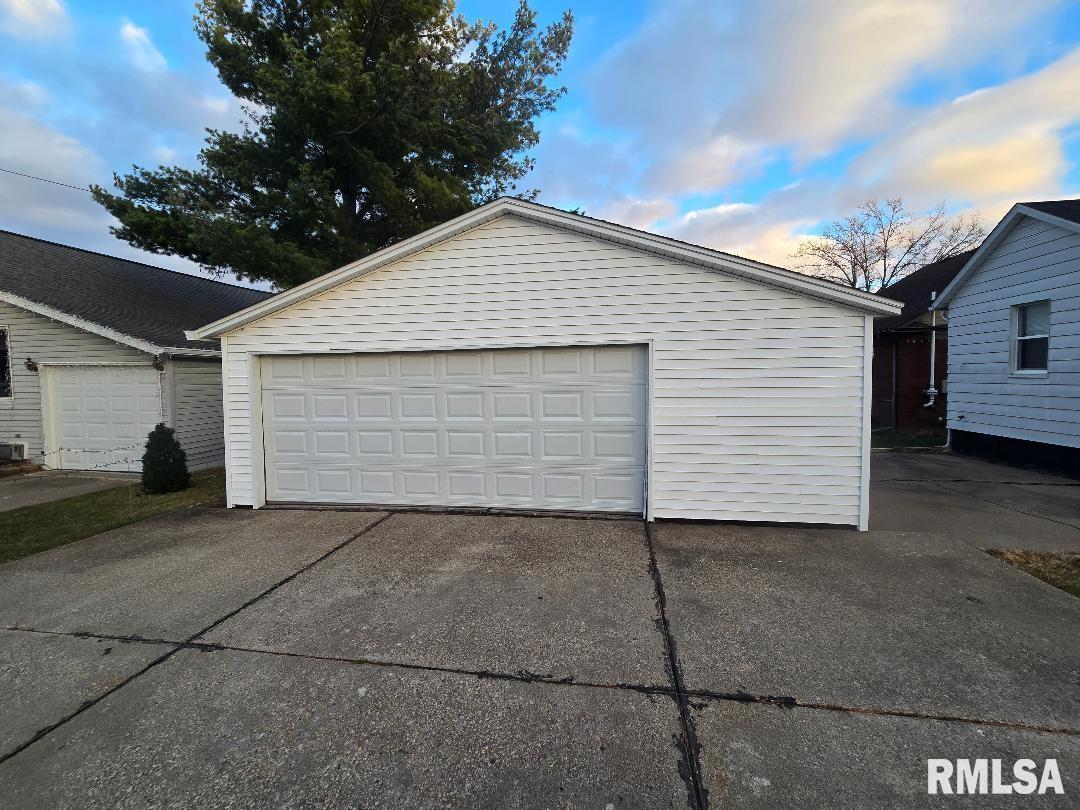 418 19th Avenue North Clinton, IA 52732 - Photo 5 of 28 a view of backyard of house