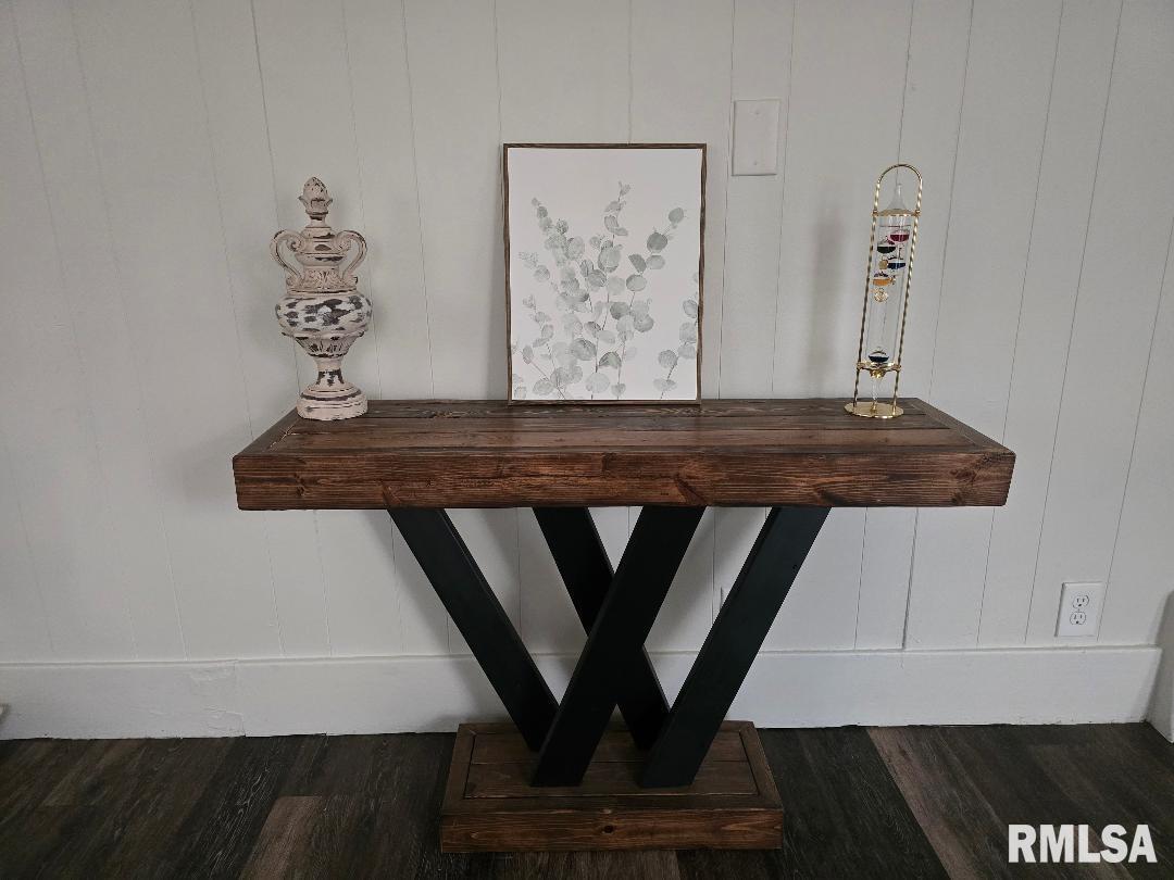 418 19th Avenue North Clinton, IA 52732 - Photo 9 of 28 a view of staircase