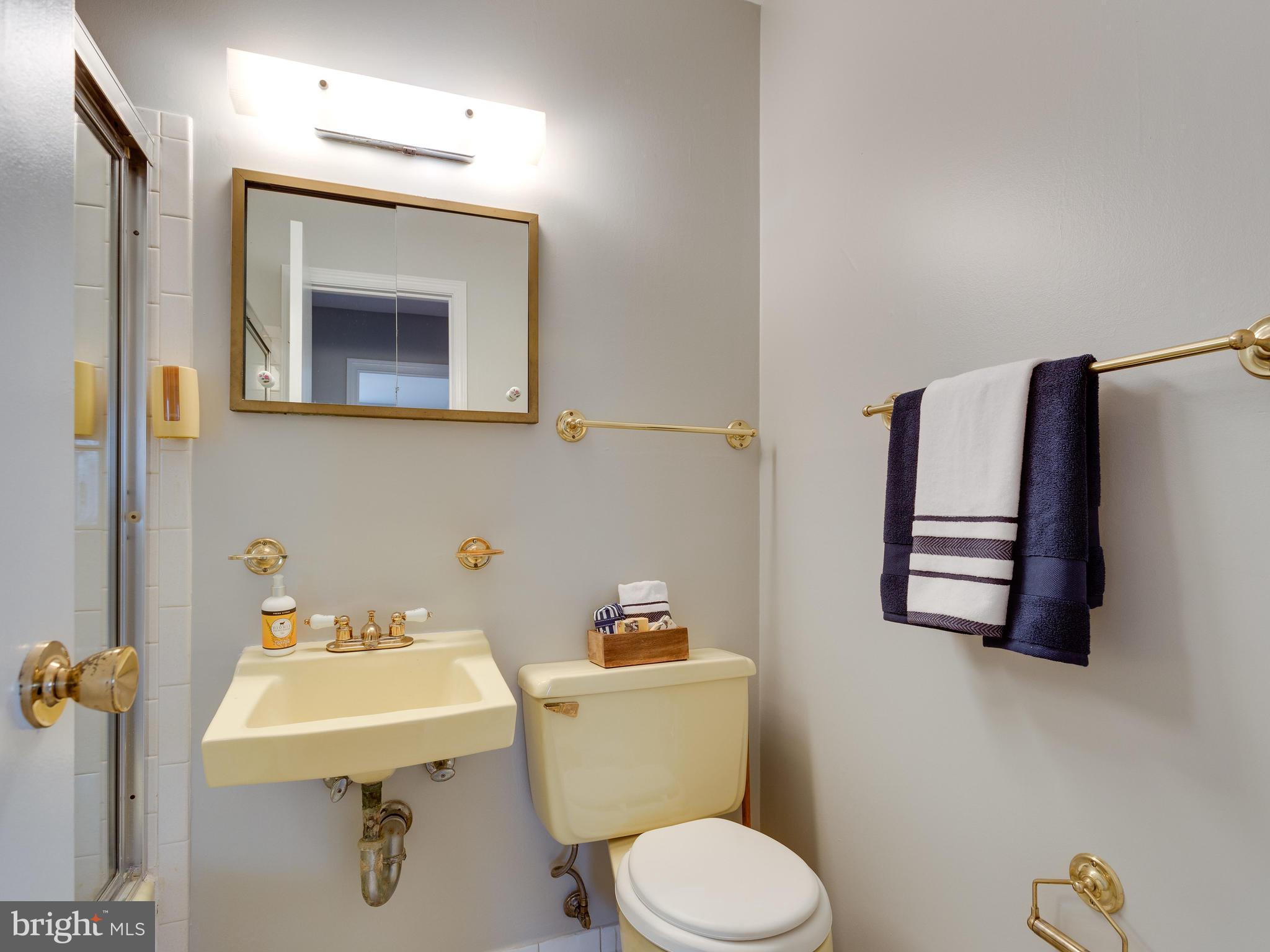 6903 Rolling Road Springfield, VA 22152 - Photo 20 of 29 Bath