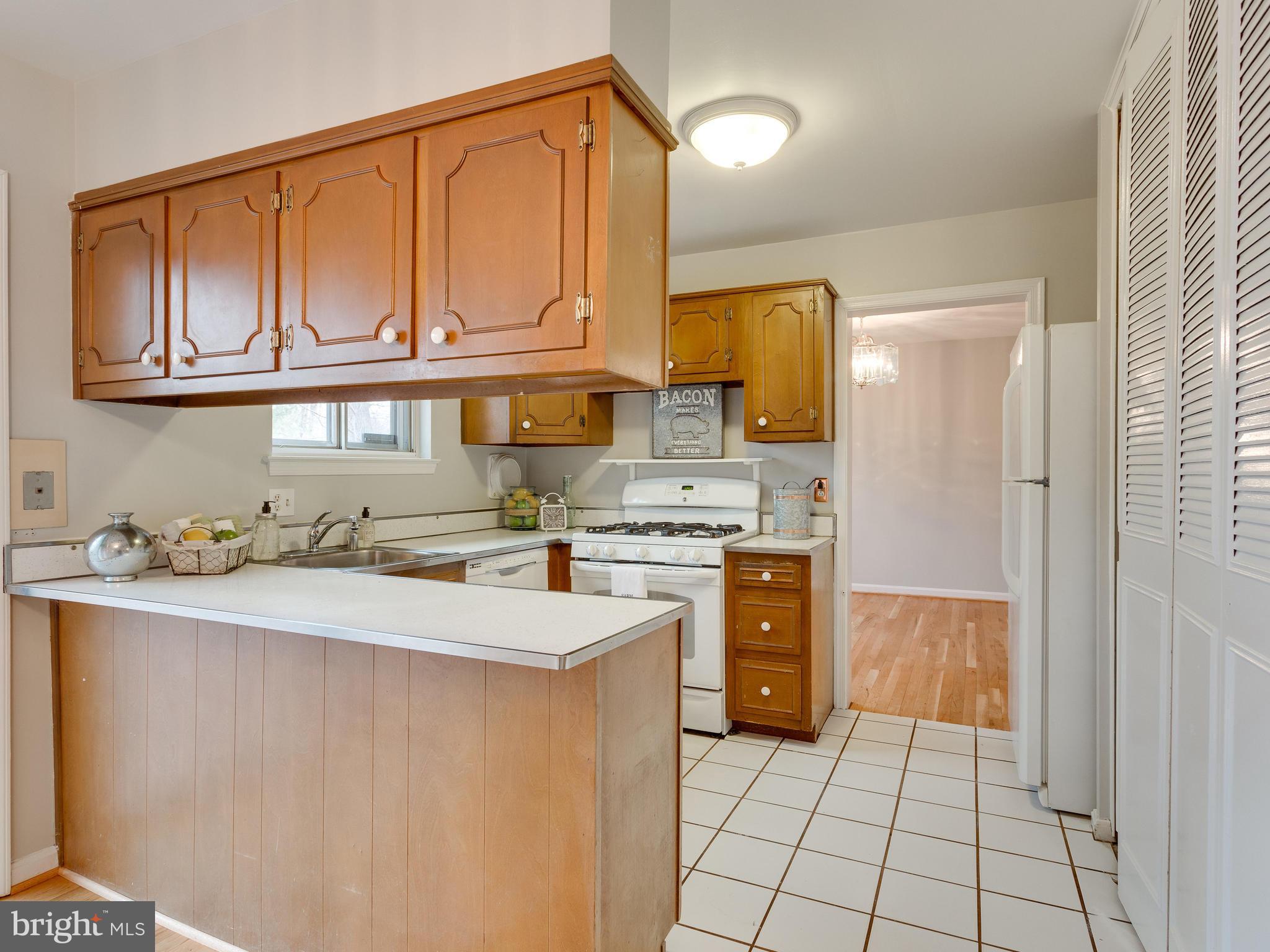 6903 Rolling Road Springfield, VA 22152 - Photo 10 of 29 Kitchen