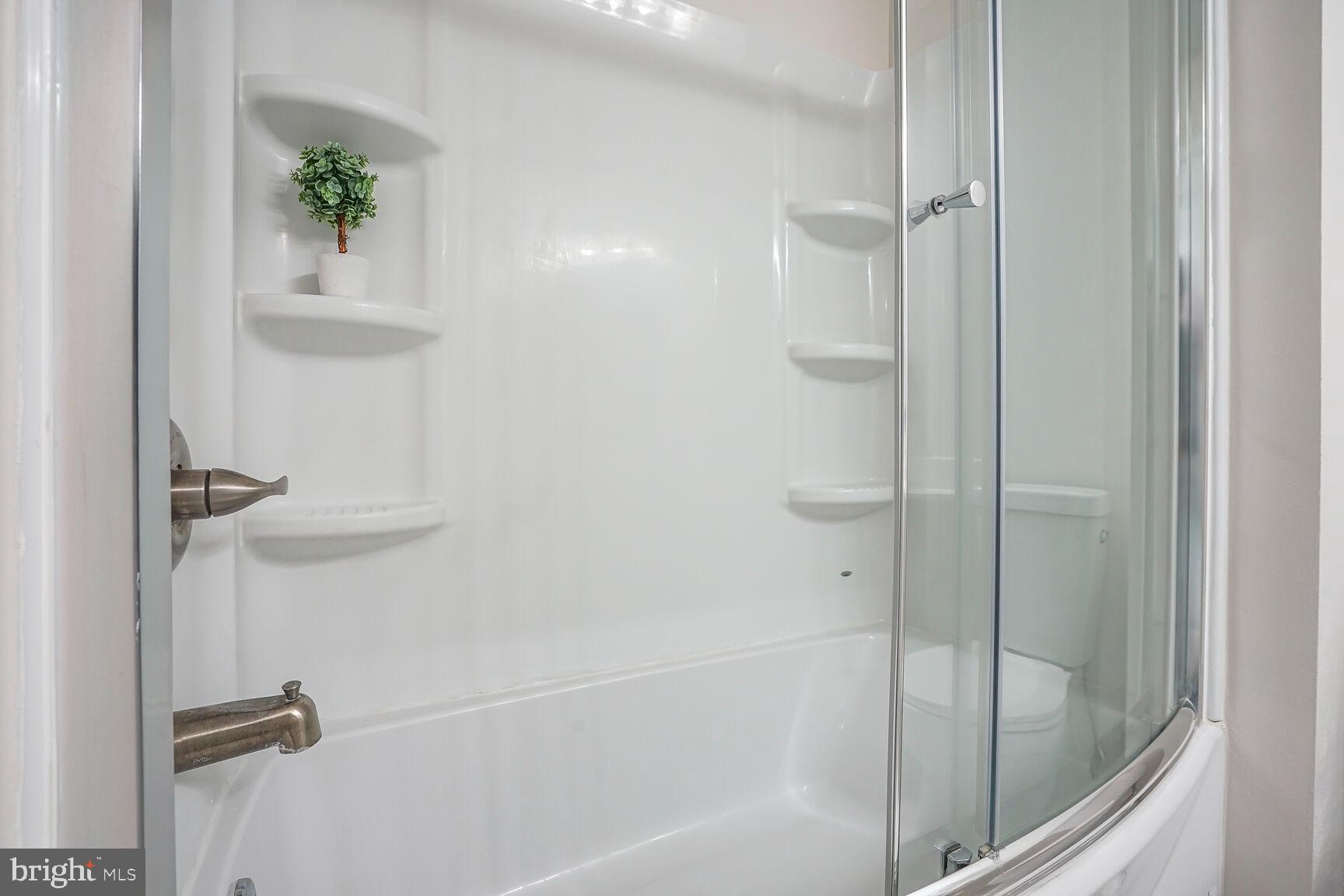 5575 Seminary Road, Unit 213 Falls Church, VA 22041 - Photo 33 of 77 Primary Bathroom - Crisp & Clean Tub/Shower Combo!