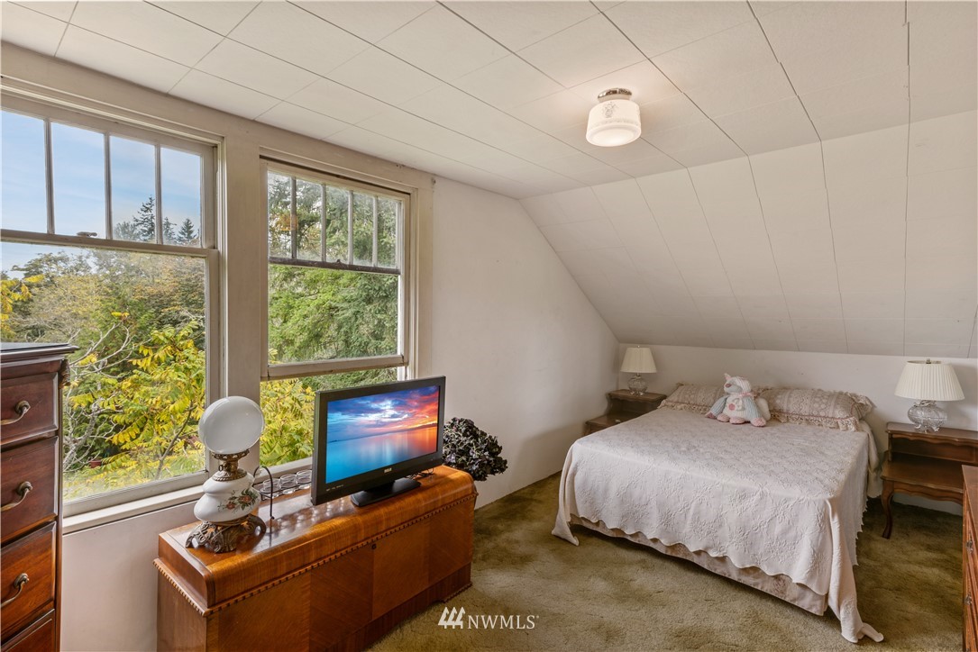16825 Three Lakes Road Snohomish, WA 98290 - Photo 17 of 32 a bedroom with a bed and a window