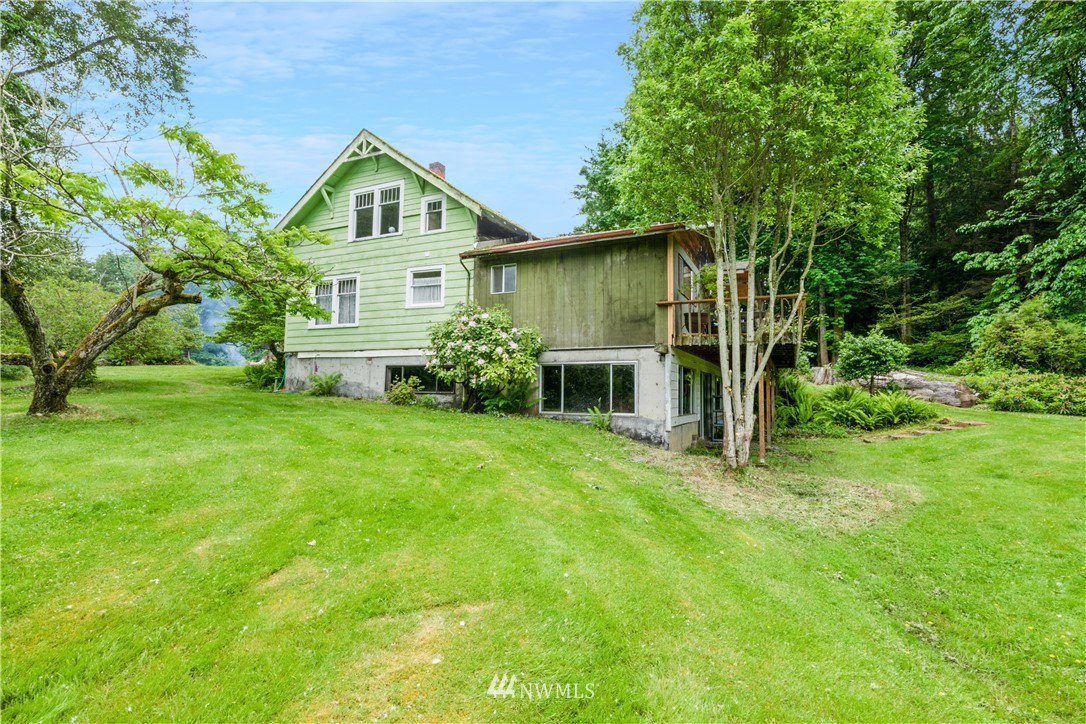 16825 Three Lakes Road Snohomish, WA 98290 - Photo 23 of 32 a front view of a house with garden