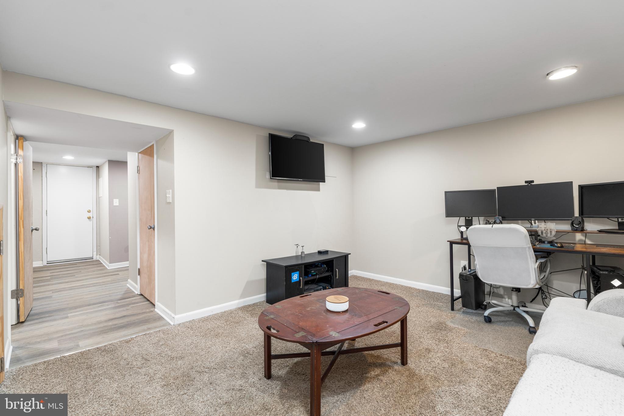 1606 Loch Ness Road Baltimore, MD 21286 - Photo 23 of 36 a living room with furniture