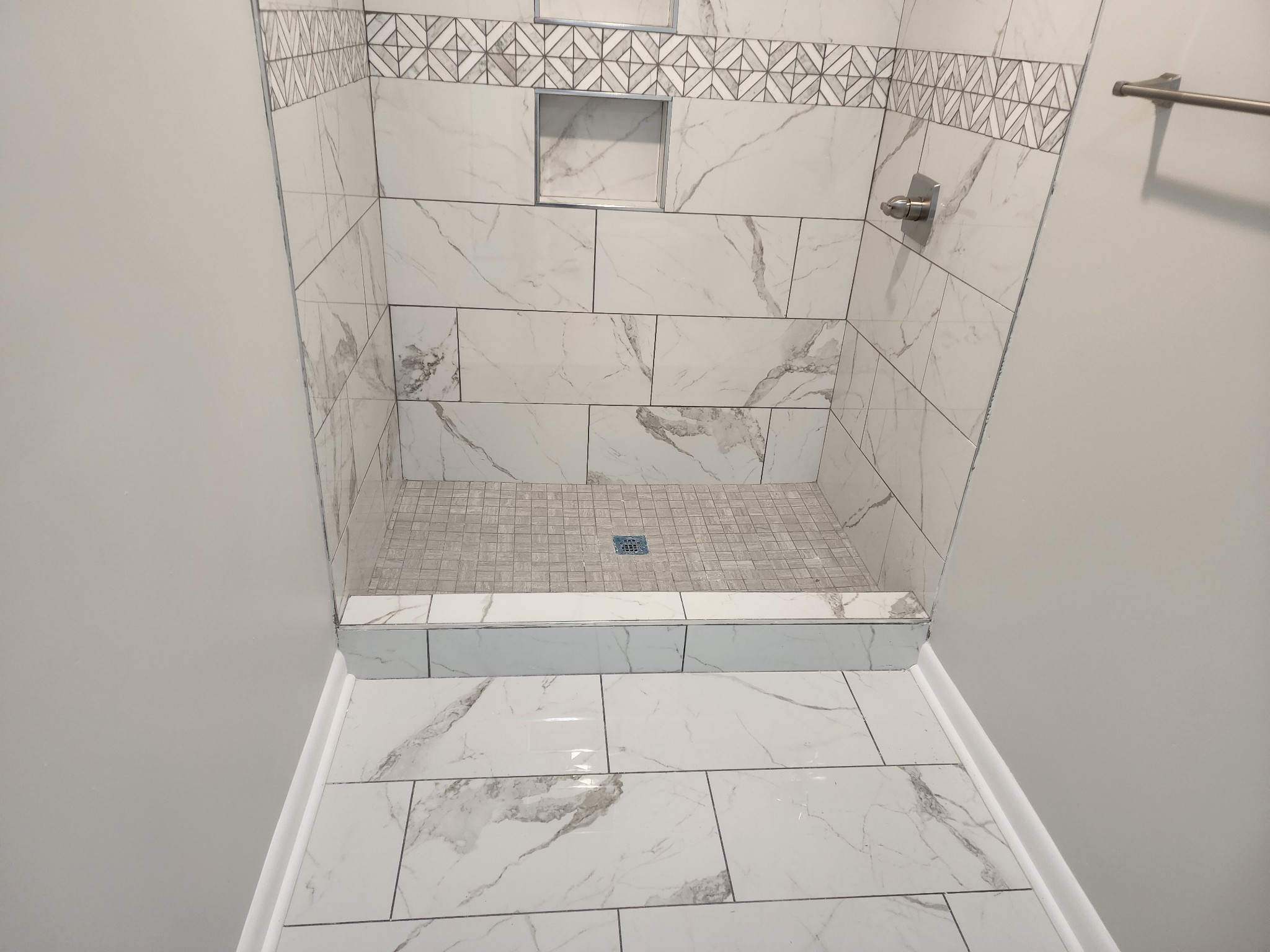 514 West Point Road Lawrenceburg, TN 38464 - Photo 14 of 25 a bathroom with a white bath tub and a shower