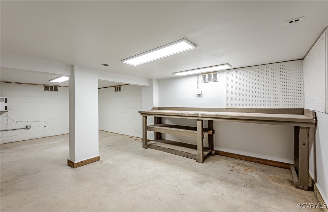 16120 Rowlett Road Chesterfield, VA 23838 - Photo 25 of 25 a room with gym equipment and windows