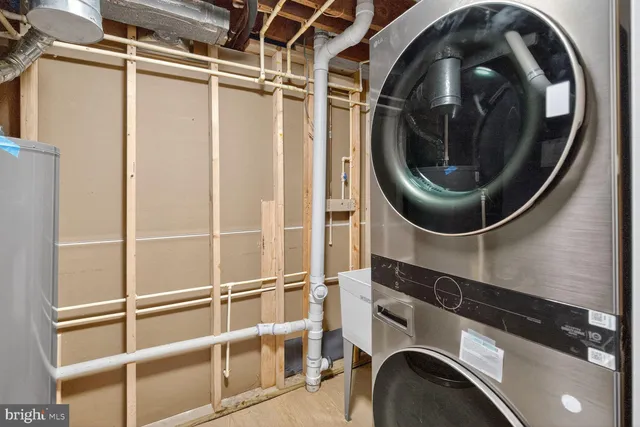 a close up view of a washer and dryer