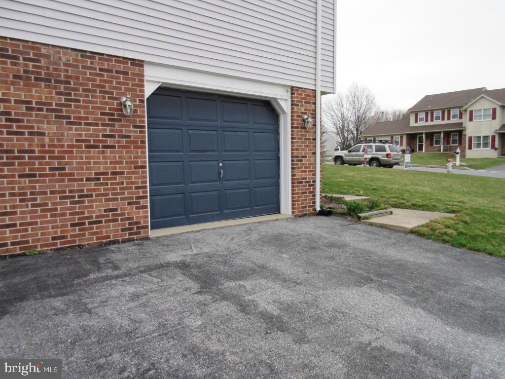 10 Brian Drive Lititz, PA 17543 - Photo 3 of 32