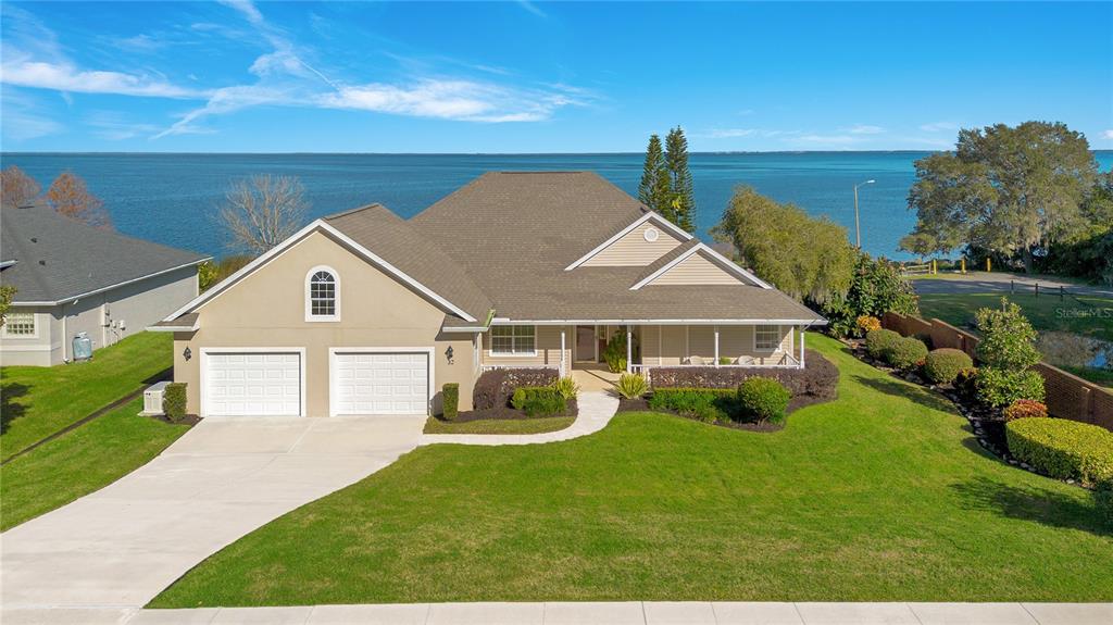 front view of this beautiful custom home