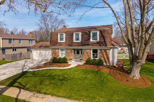$649,000 | 208 South Birchwood Drive, Naperville, IL 60540