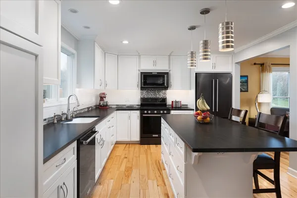 $649,000 | 208 South Birchwood Drive, Naperville, IL 60540