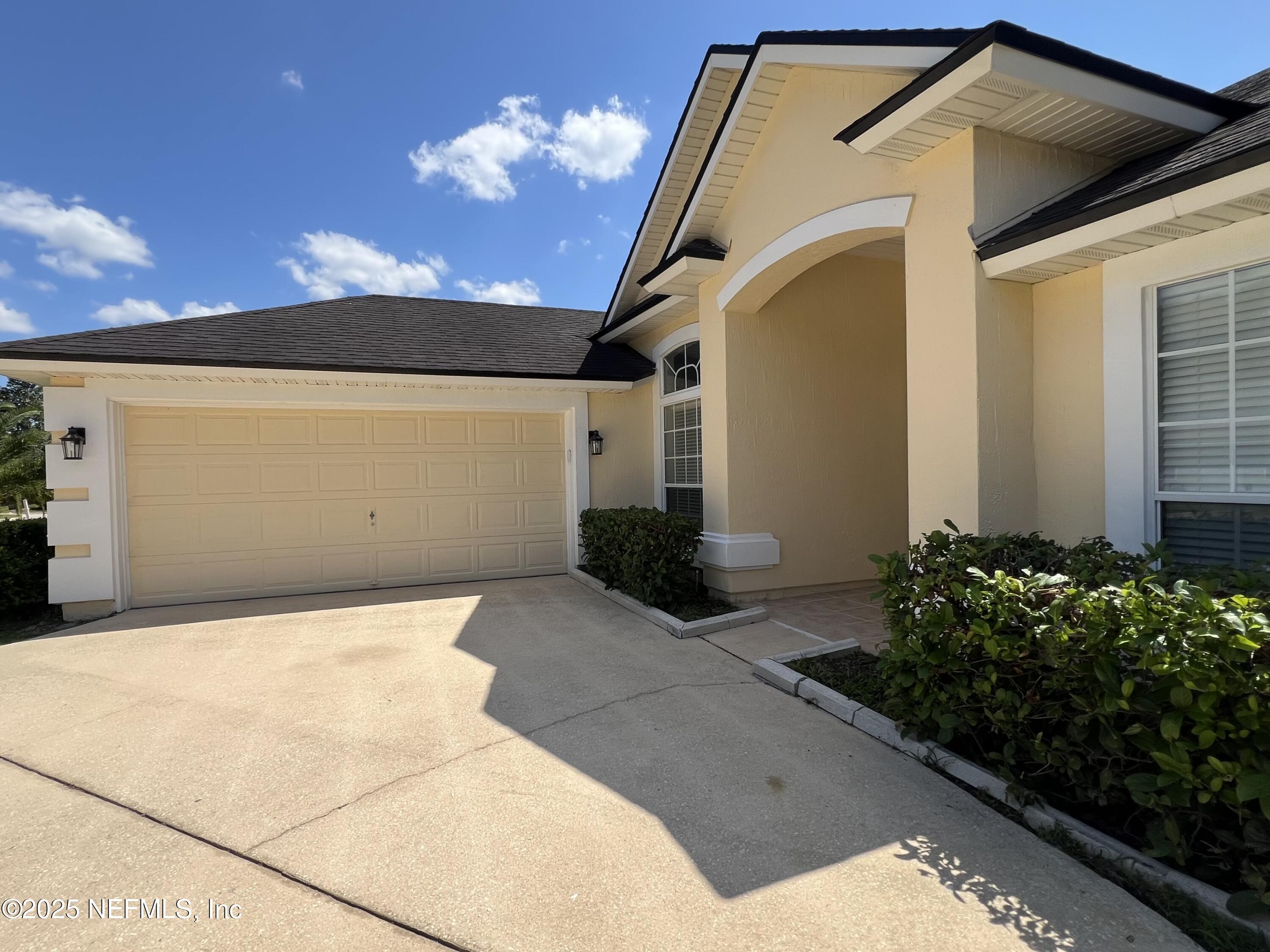 389 Sparrow Branch Circle St. Johns, FL 32259 - Photo 3 of 46 a view of a garage