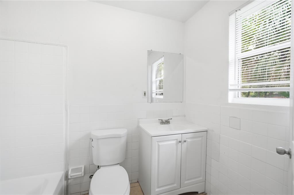 10019 North Jasmine Avenue Tampa, FL 33612 - Photo 15 of 23