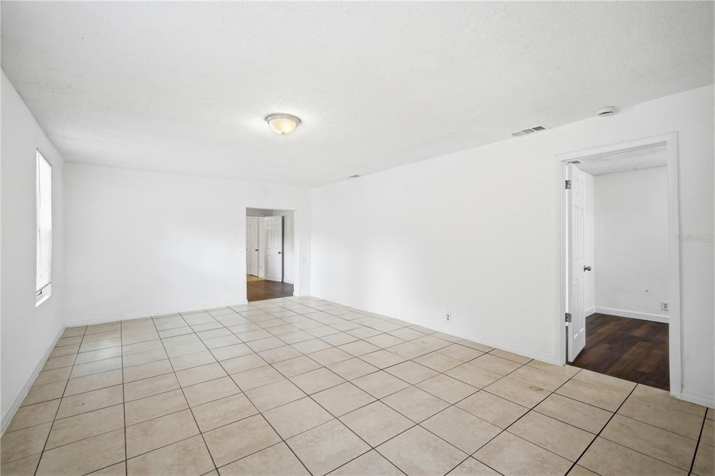 10019 North Jasmine Avenue Tampa, FL 33612 - Photo 5 of 23