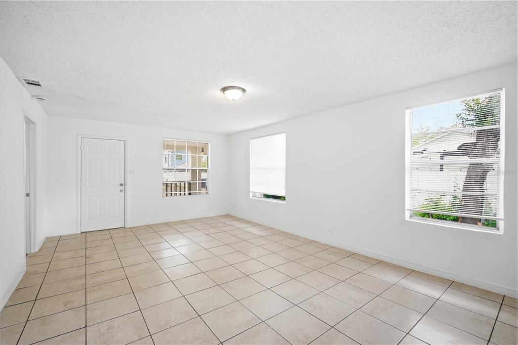 10019 North Jasmine Avenue Tampa, FL 33612 - Photo 7 of 23