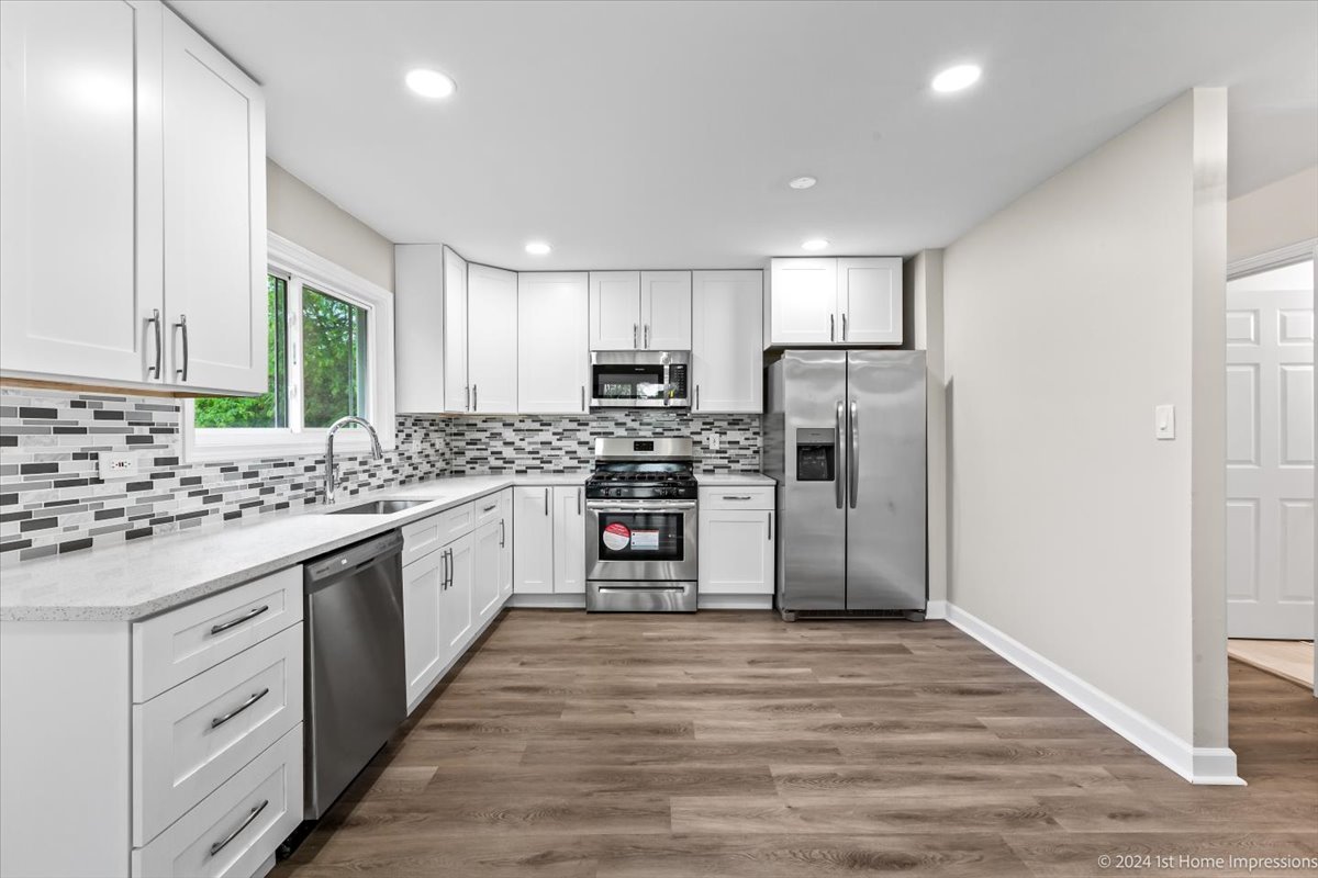 44 Wedgewood Road Matteson, IL 60443 - Photo 7 of 29 a kitchen with stainless steel appliances granite countertop a refrigerator and a stove top oven
