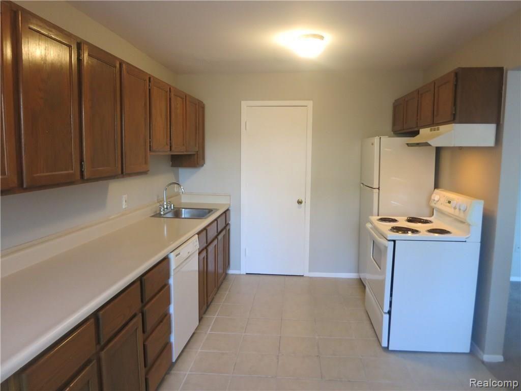 164 Ladd Road Walled Lake, MI 48390 - Photo 3 of 21 IMG_0195.JPG