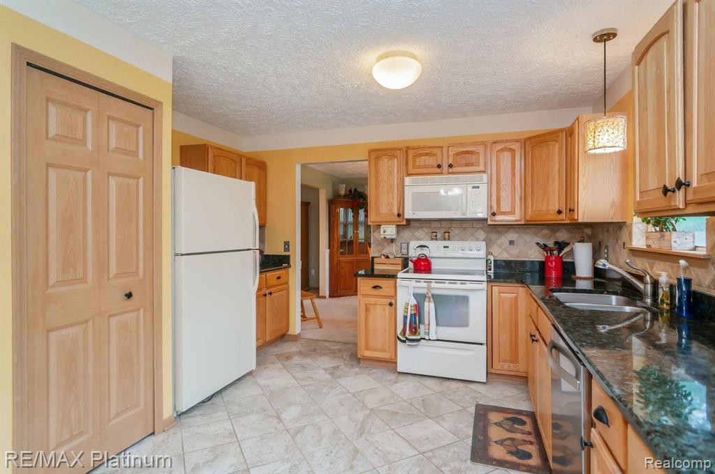 727 North Hacker Road Howell, MI 48843 - Photo 13 of 28