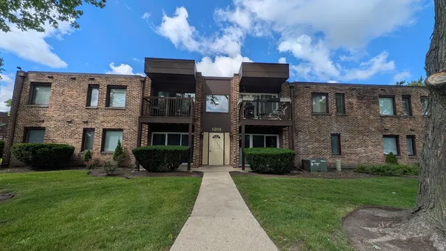 $220,000 | 1201 Pleasant Run Drive, Unit 312, Wheeling, IL 60090