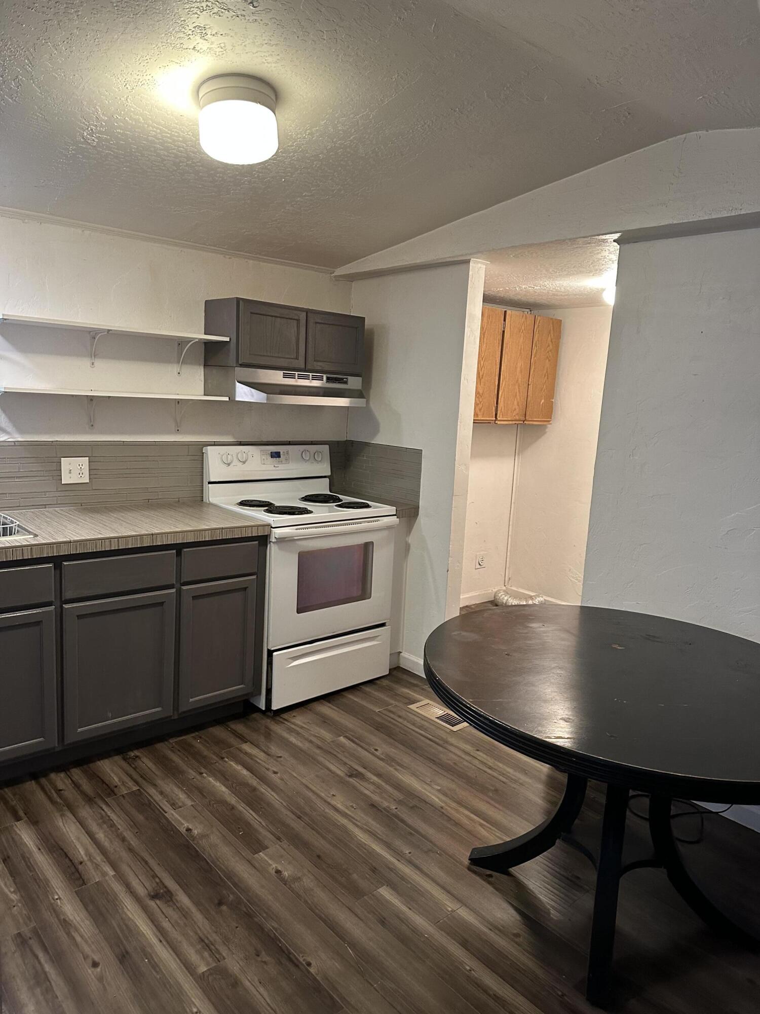 60901 Brosterhous Road, Unit 743 Bend, OR 97702 - Photo 11 of 24 KITCHEN