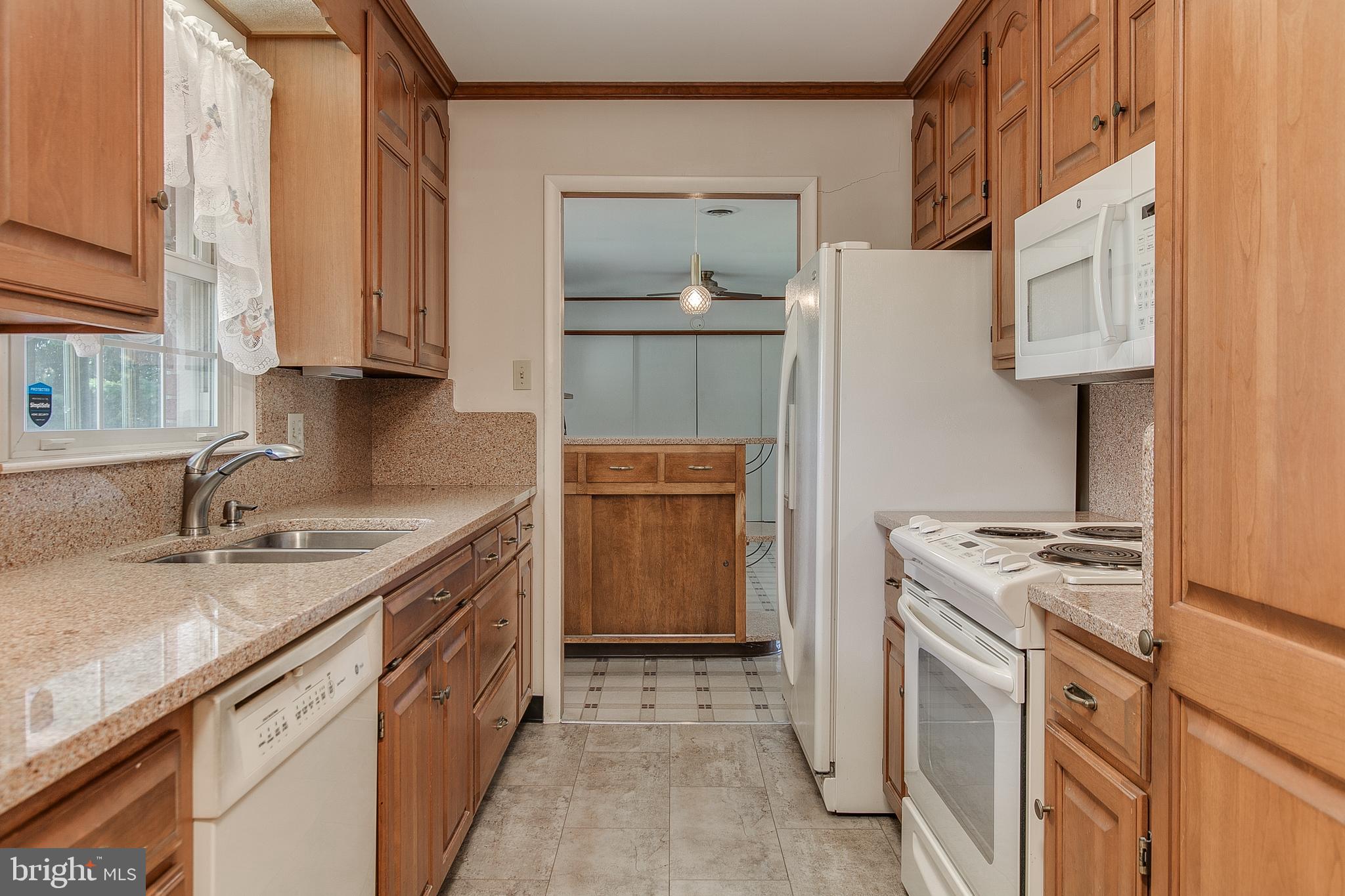 13831 Northcrest Road Hagerstown, MD 21742 - Photo 9 of 37 Updated Kitchen